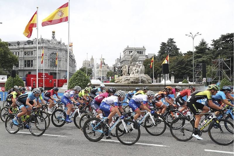 El pelotón de La Vuelta pasa por delante de la fuente de Cibeles, en Madrid.