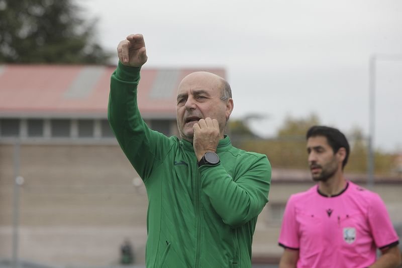 El entrenador del Pabellón, Cándido Gómez, se dirige a sus jugadores en un partido disputado en el Miguel Ángel.
