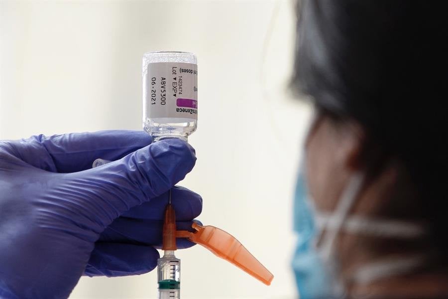 Una sanitaria prepara una dosis de la vacuna de AstraZeneca durante la vacunación a integrantes de las fuerzas de seguridad del Estado en Valladolid. EFE/ Nacho Gallego/Archivo