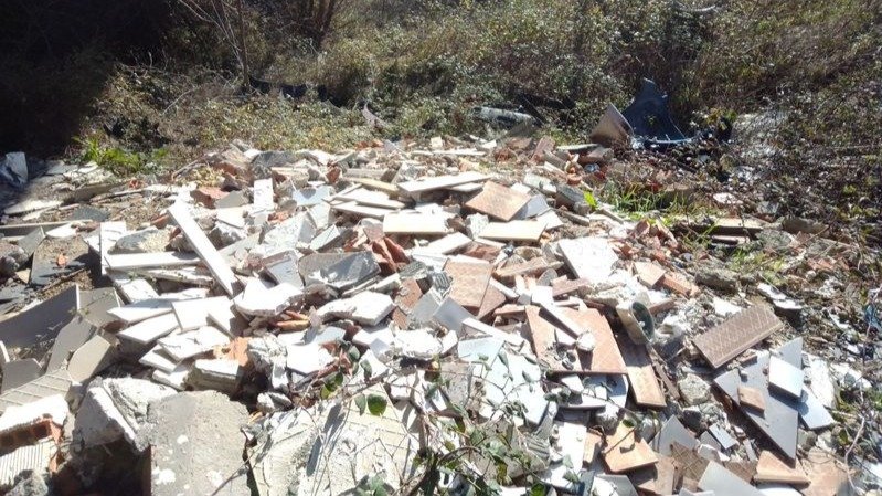 Residuos arrojados a un vertedero incontrolado del parque natural de Rubiá.
