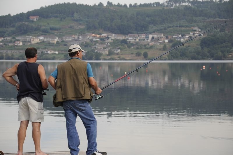 Dos pescadores en una jornada en Castrelo de Miño.