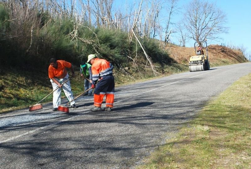 Trabajadores realizando tareas de mantenimiento en la carretera de Xunqueira de Espadanedo a Parada de Sil.