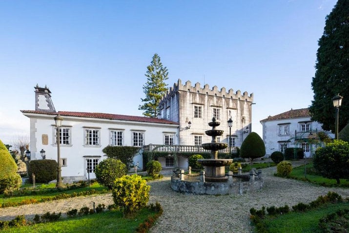 El pazo de Armuño está situado en la parroquia de Lubre, data del siglo XVIII, y está a la venta por 3,8 millones de euros.