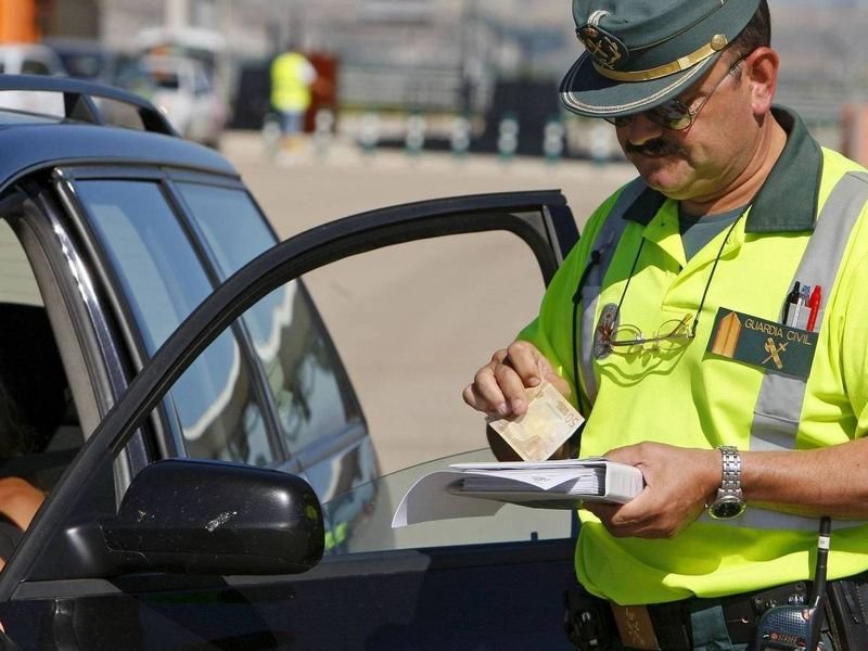 Un agente de la Guardia Civil, durante un control realizado en carretera a un conductor.