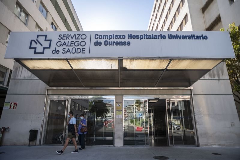Entrada del Hospital Cristal, uno de los bloques del Complexo Hospitalario Universitario de Ourense (ÓSCAR PINAL).