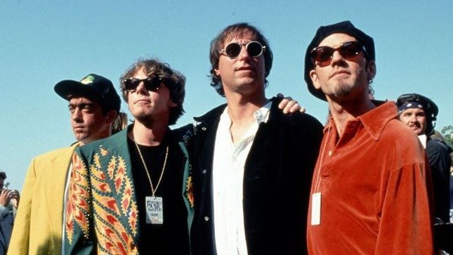 Los miembros de R.E.M, el cantante Michael Stipe, el guitarrista Peter Buck, el bajista Mike Mills y el baterista Bill Berry.