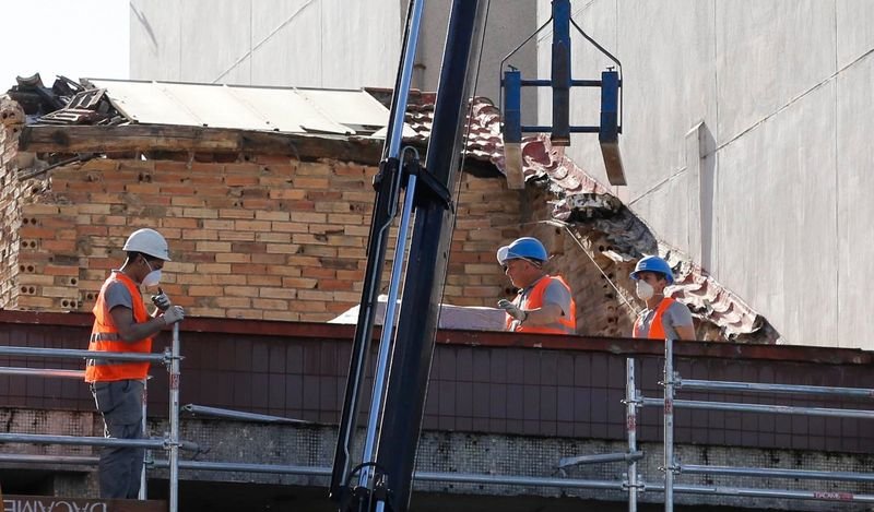 Un grupo de trabajadores en un edificio en construcción en Ourense.