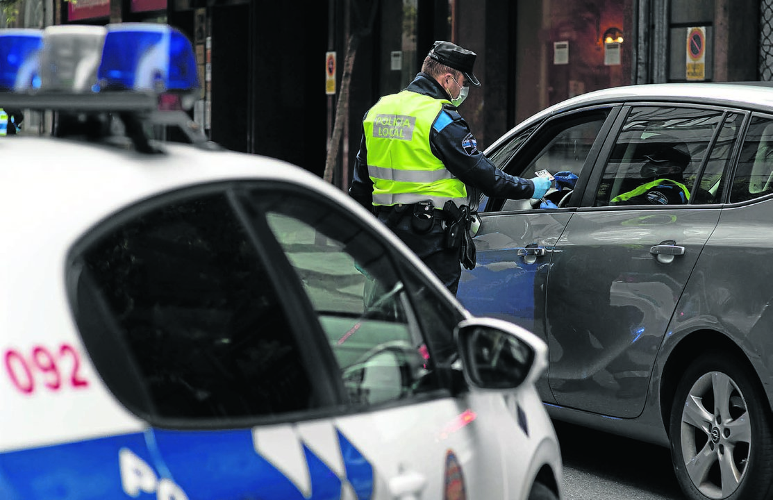 La Policía Local de la ciudad, durante un control realizado en marzo del pasado año ( ÓSCAR PINAL).