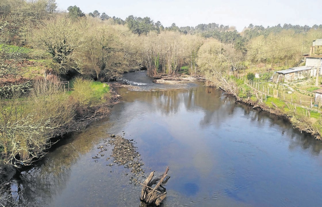 El río Arnoia a su paso por Ponte Fechas, en el límite entre Celanova y A Merca.