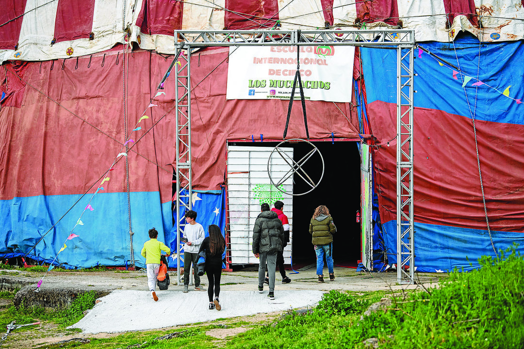 Estado actual de la carpa del Circo de los Muchachos, en Benposta, donde se reactiva una escuela.