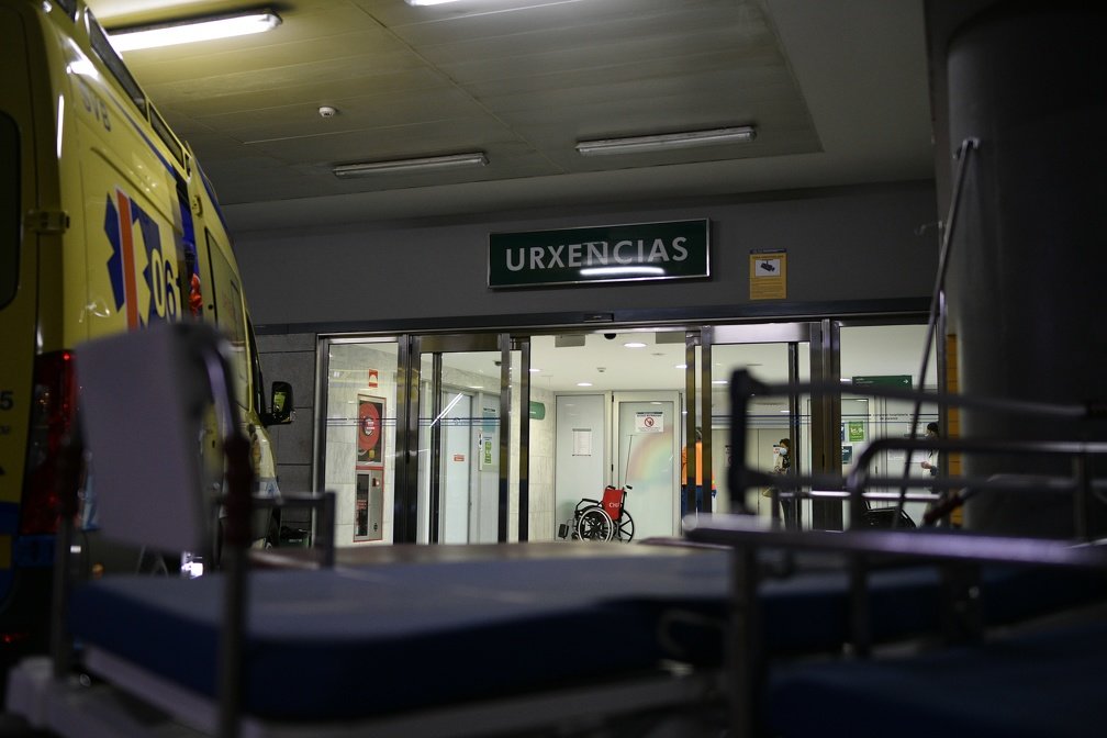Puerta de acceso de Urxencias en el hospital de Ourense. XESÚS FARIÑAS