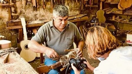Alfredo Machado trabaja en la elaboración de un ukelele en su taller de Braga.