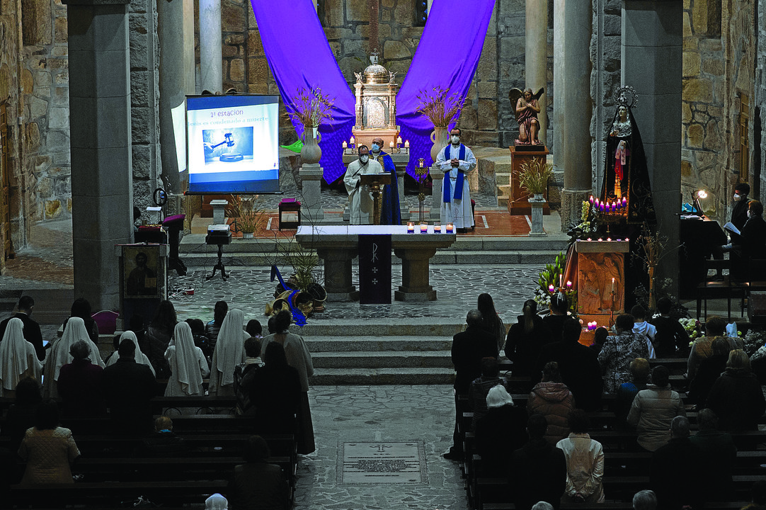 Vía crucis en la Iglesia de la Veracruz, en Carballiño // Martiño Pinal