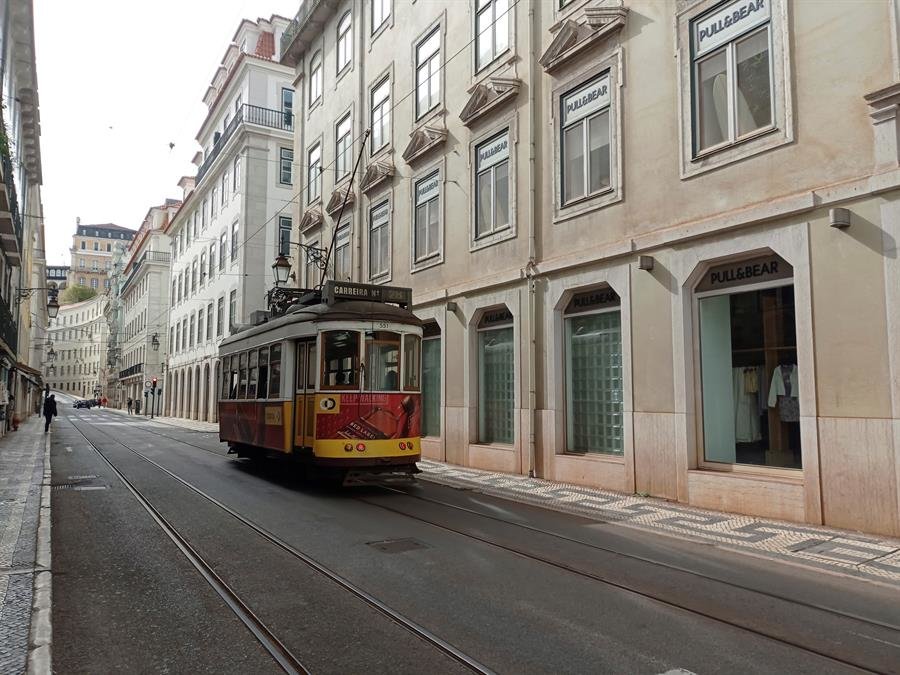 Un tranvía circula por las calles vacías de Lisboa.