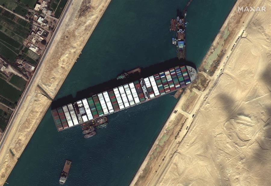 Una imagen de satélite muestra el buque 'Ever Given' encallado en el Canal de Suez.