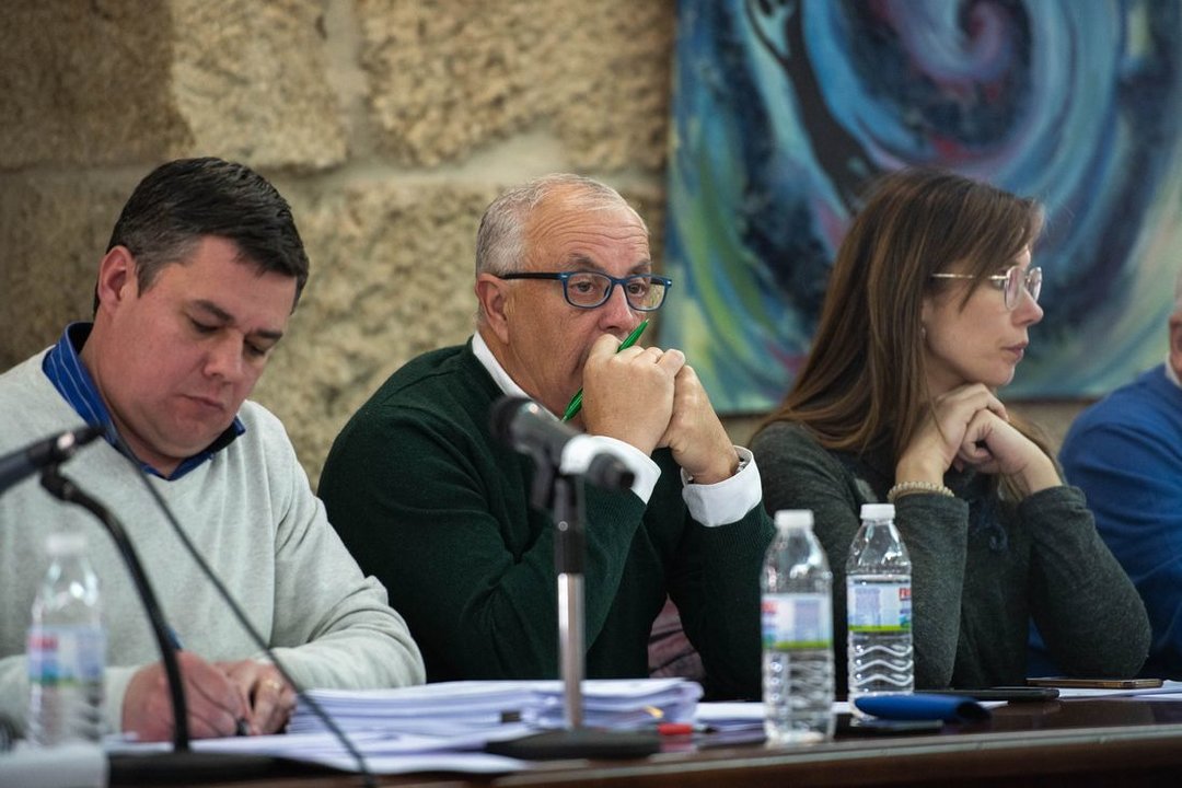 Adolfo Nogueira, Manuel Vázquez y Érika Paz, ediles de Espazo Común. (Foto: Óscar Pinal)