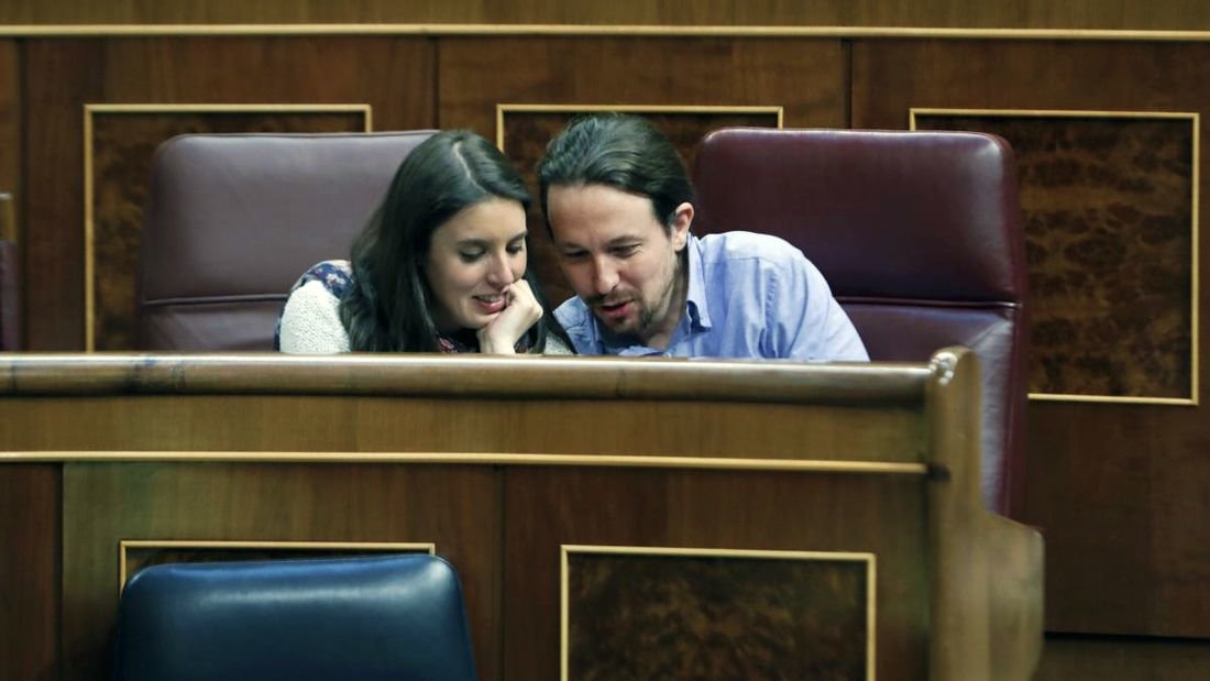 Irene Montero y Pablo Iglesias, momentos de complicidad en los escaños del Congreso.