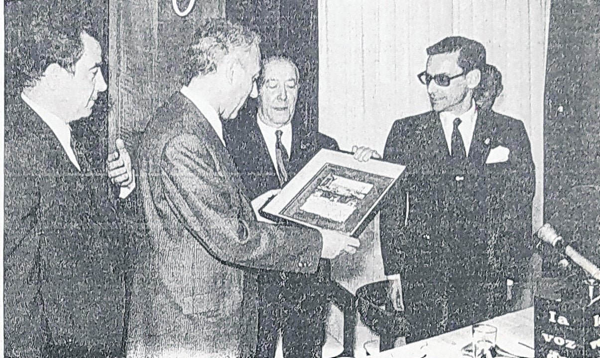 El señor Prada Castrillo recibe la placa del Centro Vigués.
