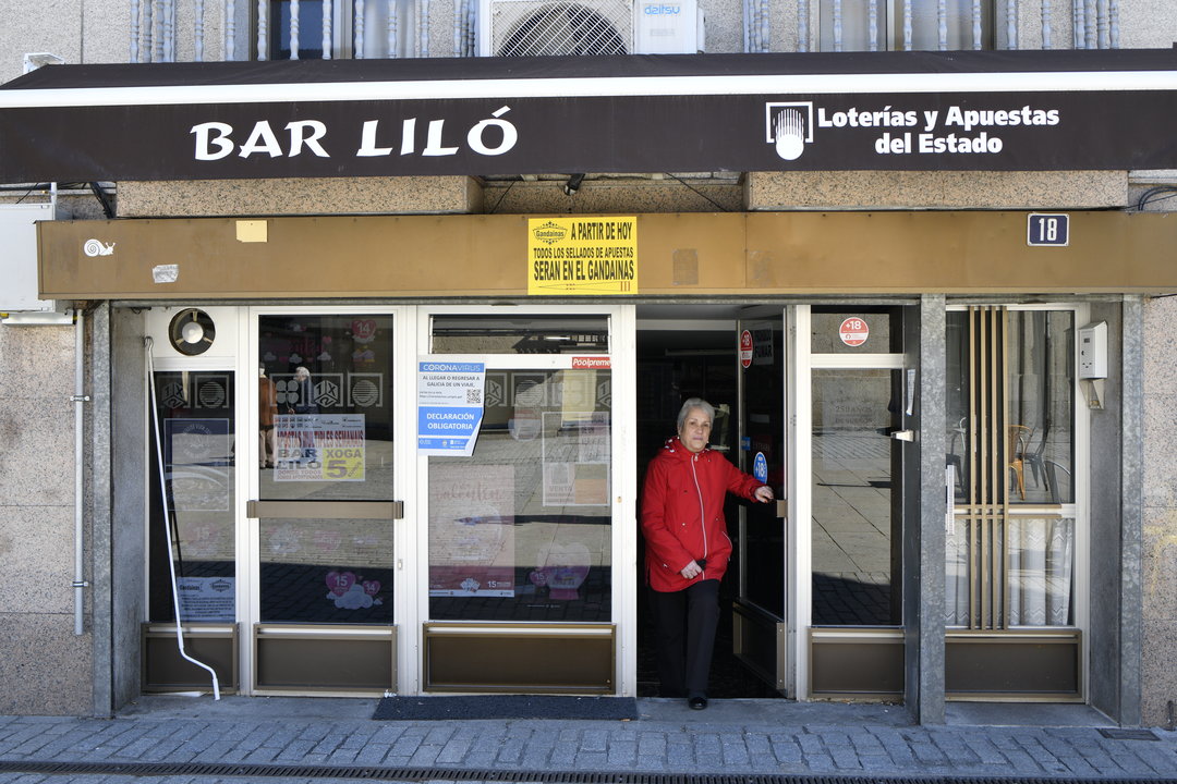 Verín. 15/03/2021.  Entrevista a Mila Pérez, que recientemente ha cerrado su bar Liló, en la plaza mayor de Verín.
Foto: Xesús Fariñas