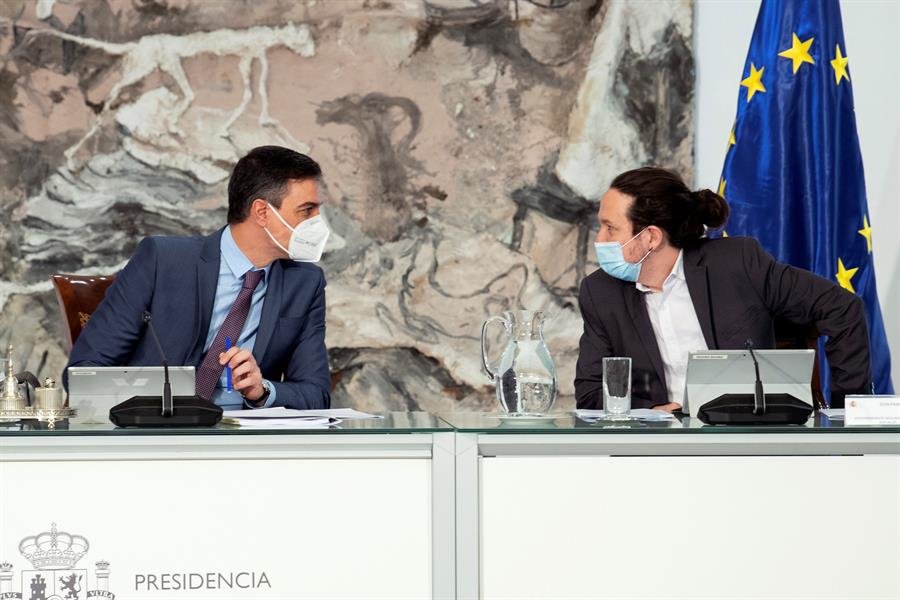 Pedro Sánchez y Pablo Iglesias en el Consejo de Ministros (EFE).