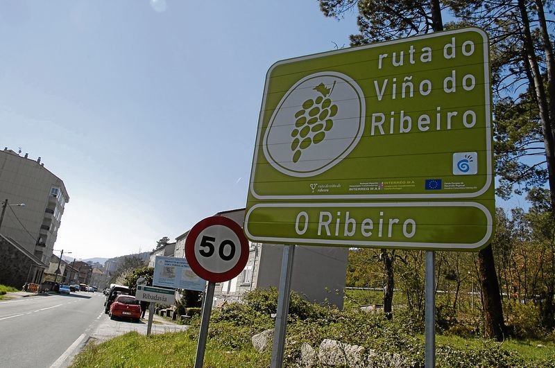 Señal indicadora de la Ruta do Viño do Ribeiro.
