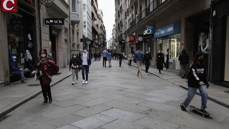 Peatones pasean por la calle Santo Domingo, situada en el centro de la ciudad (MIGUEL ÁNGEL).