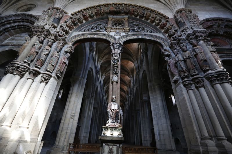 Ourense. 07-08-13. Local. Turistas visitando a catedral de Ourense e o pórtico do paraiso.
Foto: Xesús Fariñas