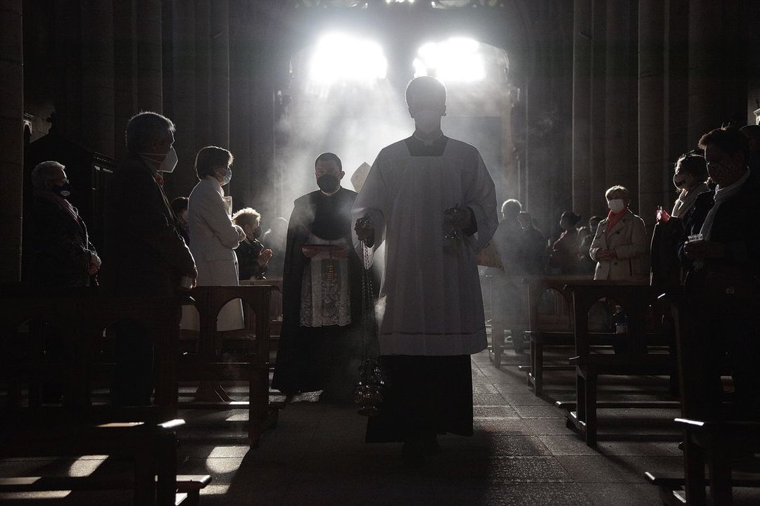 Momento previo a la iluminación de las velas durante la Vigilia Pascual celebrada ayer en la catedral. (Foto: Martiño Pinal)