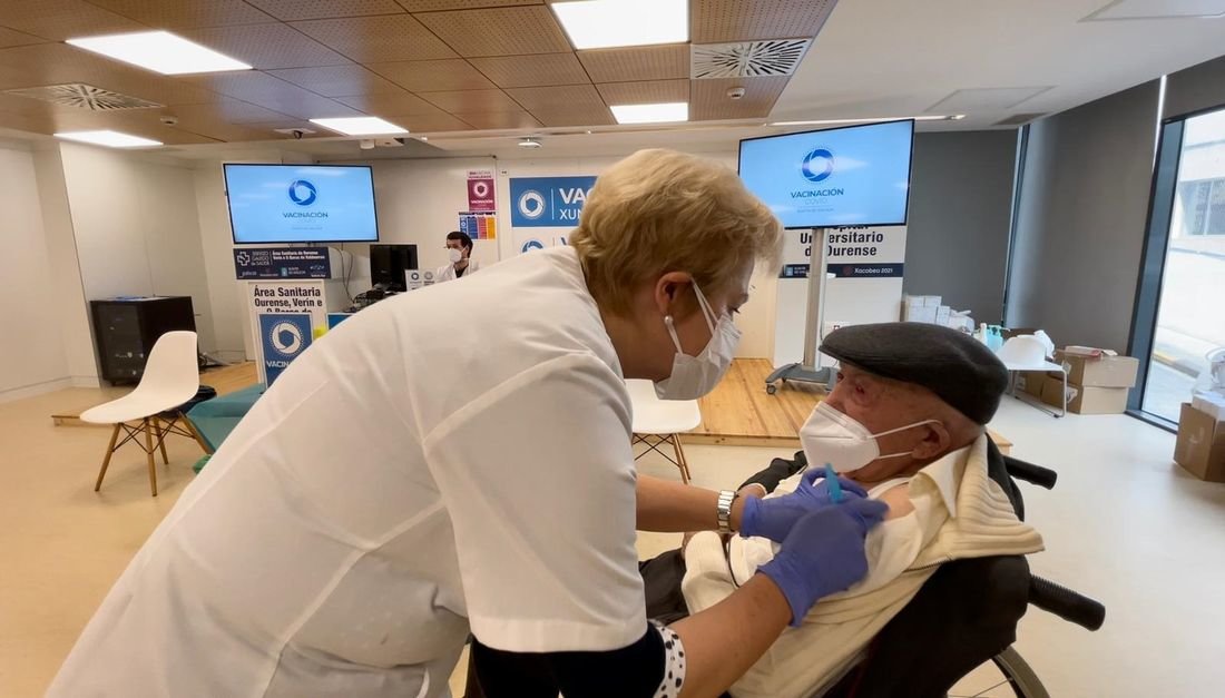 Una enfermera vacuna a Luis Fernández Vázquez, "o ferreiro de gielas", de 102 años.