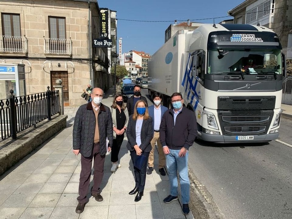 Los diputados del PP, ante uno de los camiones que pasó por el centro de A Cañiza.