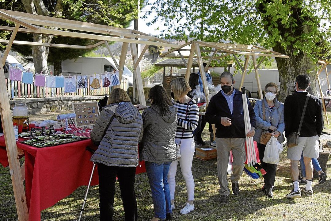 Varias personas en los puestos de la feria de artesanía organizada dentro de la feria mensual. (Foto: Miguel Ángel)