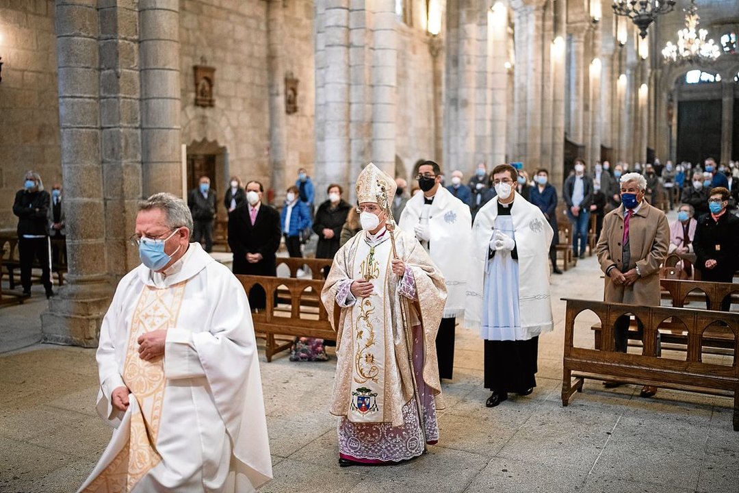 El obispo, en el centro, antes de oficiar la misa de Pascua de ayer. (Foto: Óscar Pinal)