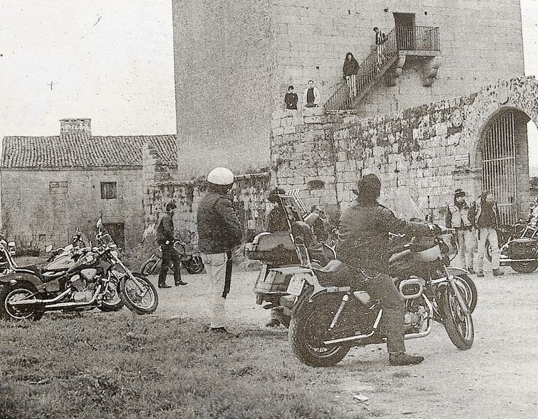 Algunos de los motoristas, en el castillo de Monterrei.