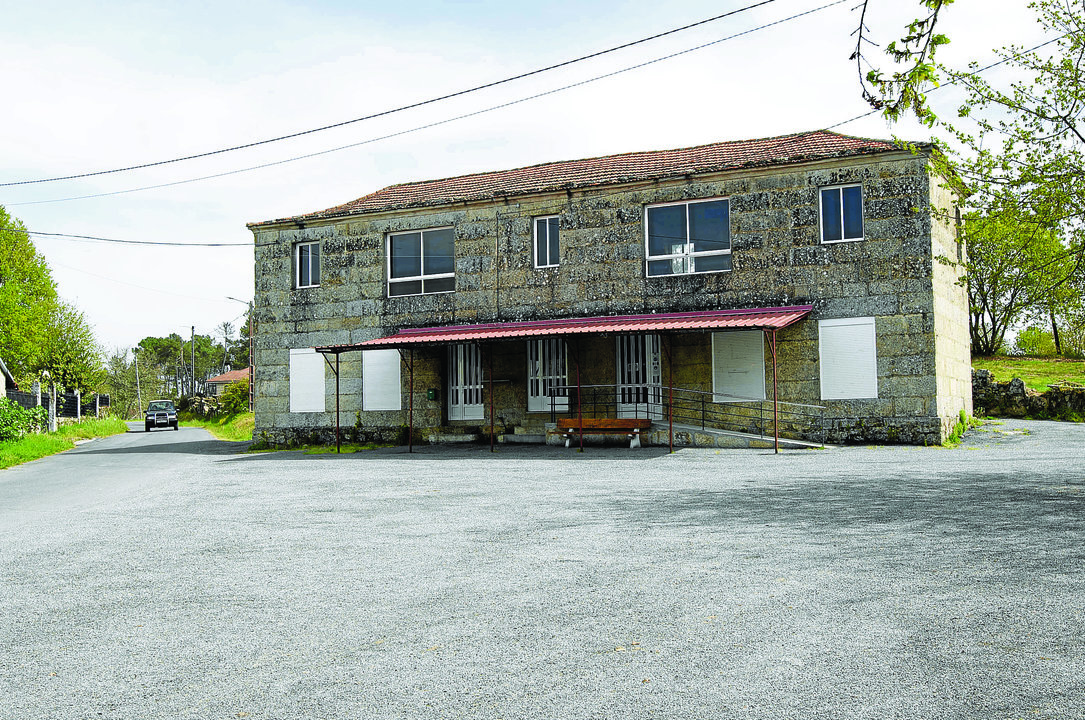 Edificio del centro social de la localidad de Anllo, en San Amaro.//  Martiño Pinal