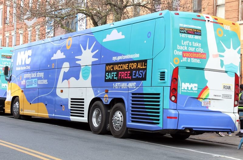 Imagen de uno de los autobuses de vacunación que transitan por la ciudad de Nueva York.