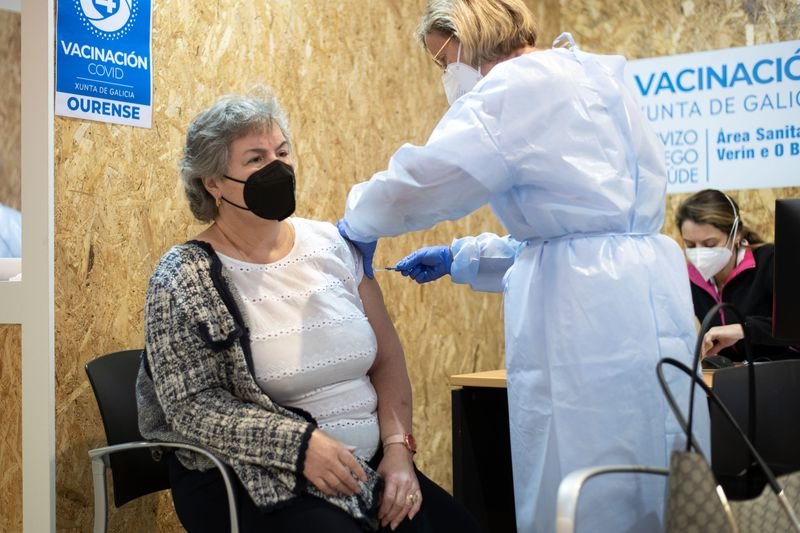 OURENSE (INTERIOR RECINTO EXPOURENSE). 07/04/2021. OURENSE. Vacunación masiva a usuarios de 60 a 65 años. Están citadas 2.300 personas de la provincia. FOTO: ÓSCAR PINAL
