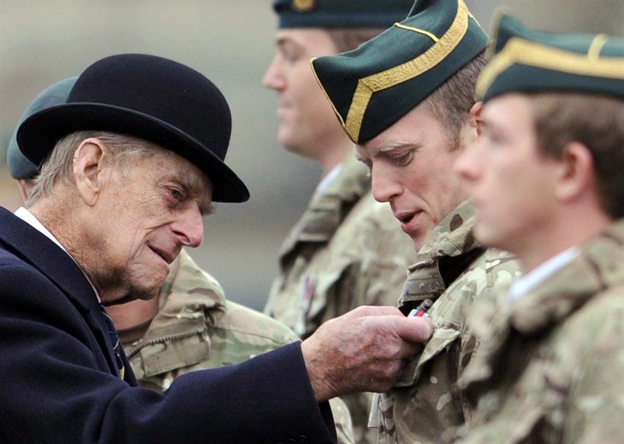 El duque de Edimburgo en una visita a un regimiento militar en en Paderborn, Alemania, en 2014. EFE