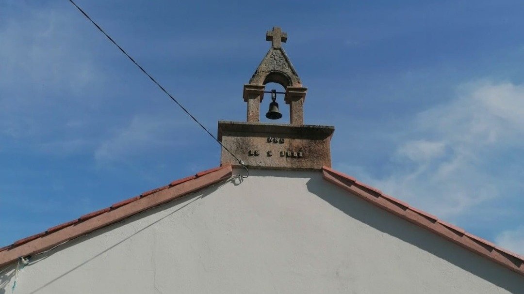 Fachada de la iglesia de Bouzadrago, ya restaurada.