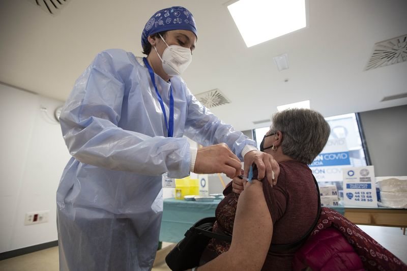 La vacunación de AstraZeneca se retomó en personas entre 60 y 65 años (XESÚS FARIÑAS).