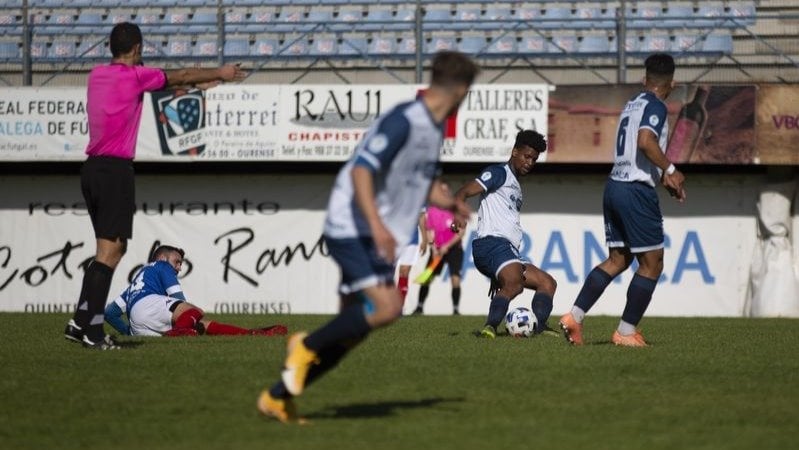 Jerin controla la pelota en el centro del campo para el Ourense CF (XESÚS FARIÑAS).