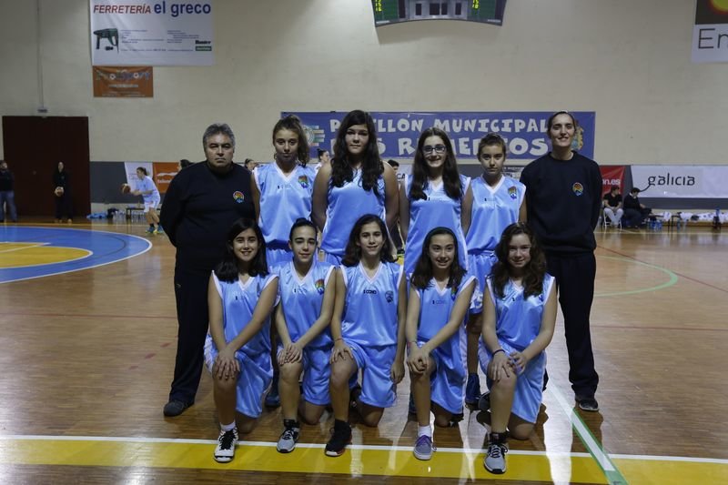 Raquel Carrera (primera arriba a la izquierda) con un equipo del Pabellón con Rafa Fernández y María Álvarez como entrenadores (XESÚS FARIÑAS).