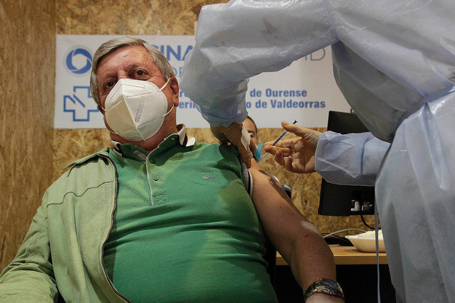 La vacunación de personas entre 75 y 79 años continuaba ayer en Expourense (MIGUEL ÁNGEL).