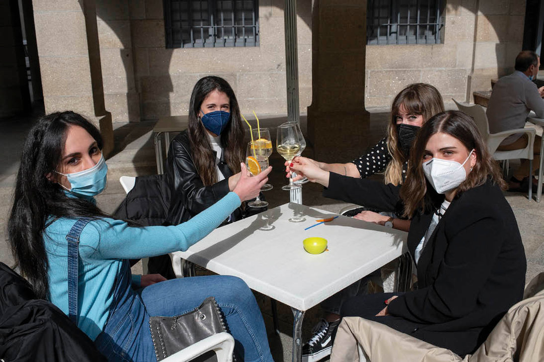 Un grupo de cuatro amigas disfruta de unas bebidas en la terraza de un bar de la ciudad (ÓSCAR PINAL).