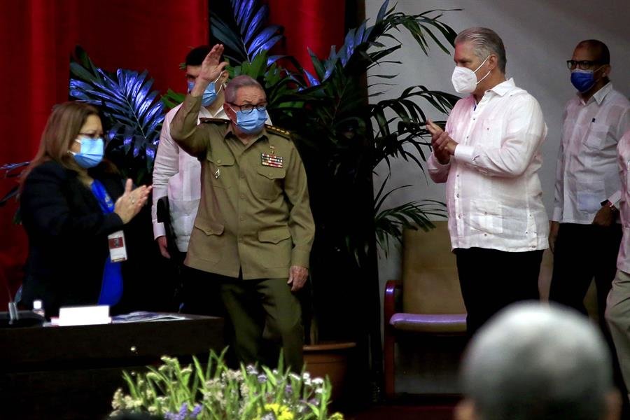 El general del Ejército Raúl Castro Ruz (c), el primer secretario del Comité Central del Partido Comunista de Cuba (CC PCC), y el presidente de la República, Miguel Díaz-Canel Bermúdez (d), asisten al VIII Congreso del Partido Comunista de Cuba que se realiza en el Palacio de Convenciones en La Habana, el 16 de abril de 2021. EFE /ACN / Ariel Ley Royero