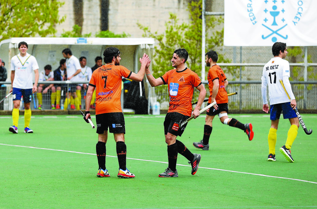Los jugadores "naranjas" celebran un gol en Mariñamansa.: Xesús Fariñas