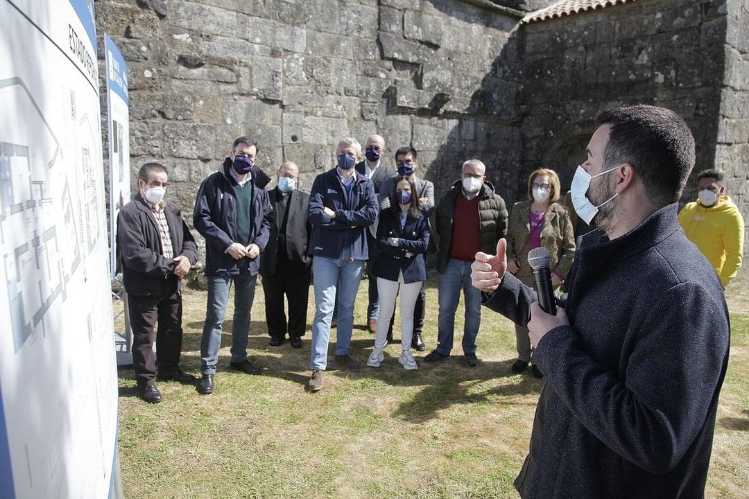 Representantes de las distintas instituciones atienden las explicaciones del arquitecto Víctor Grande. (Foto: Miguel Ángel)