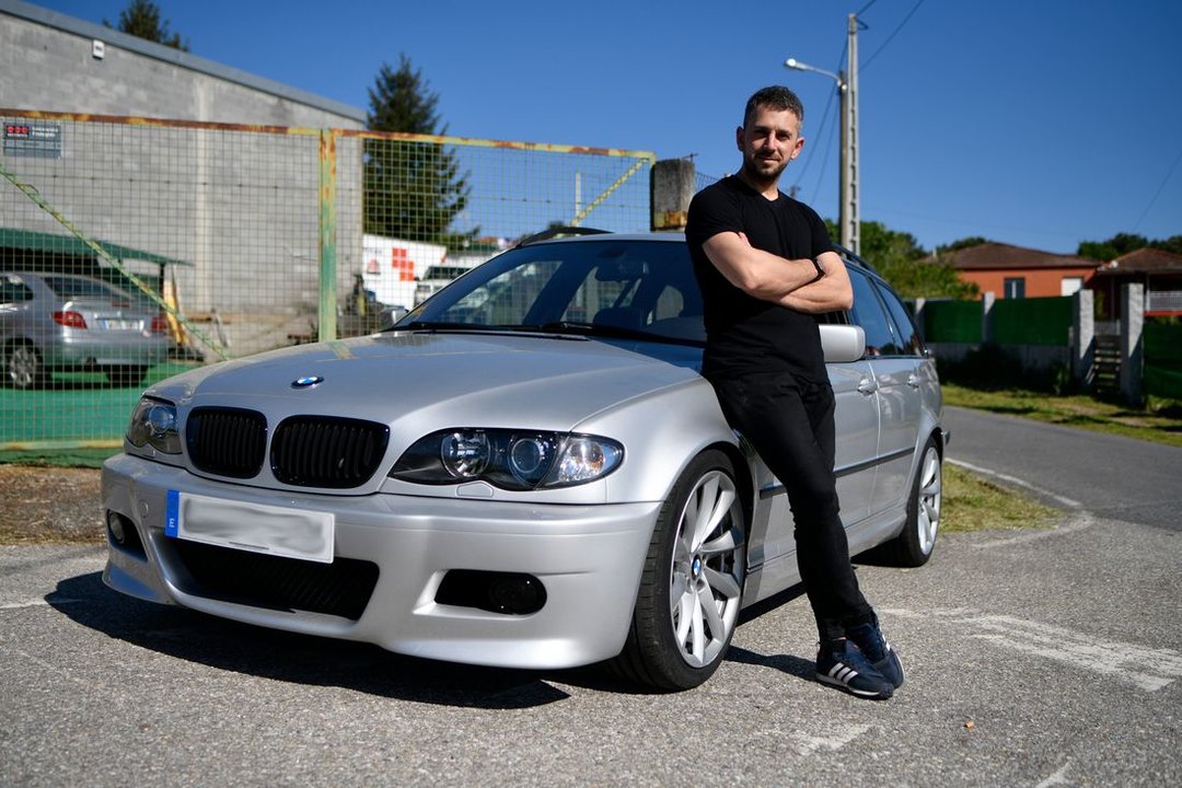 Emilio Vázquez, en el entorno de su taller de automóviles y con el BMW con el que circula los fines de semana. (Foto: Xesús Fariñas)