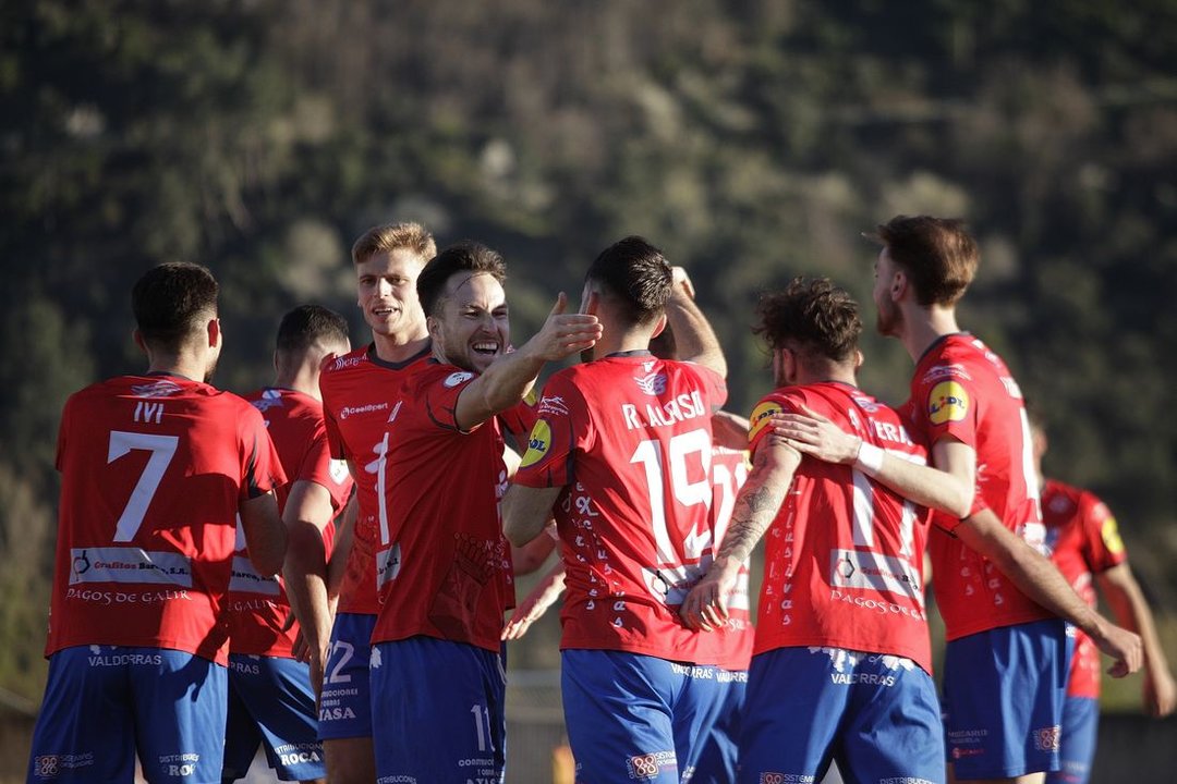 Los jugadores del conjunto valdeorrés celebran un gol. (Foto: Miguel Ángel)