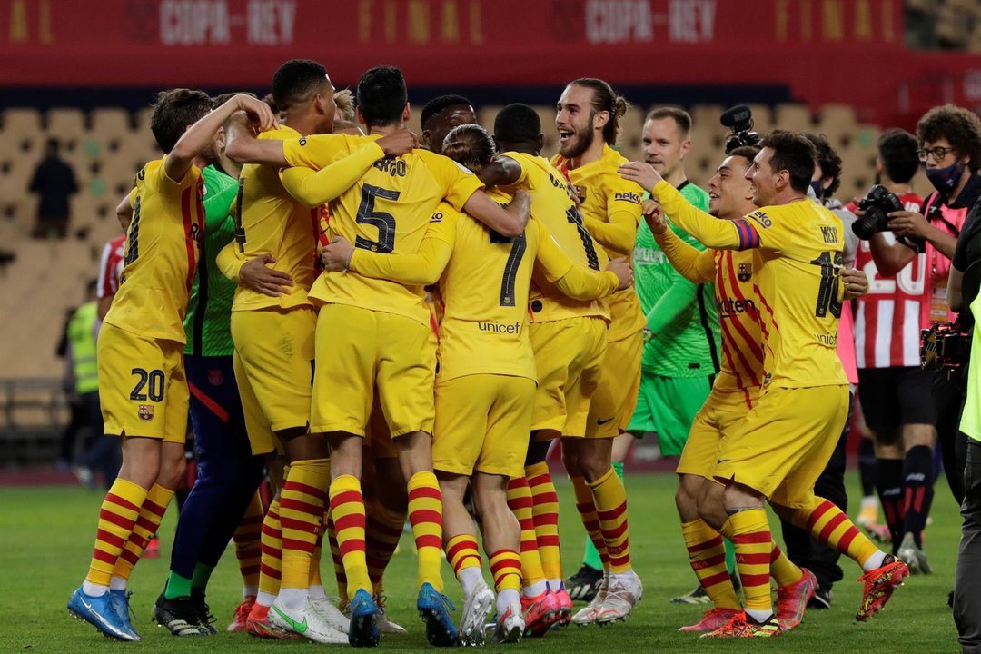 Los jugadores del FC Barcelona celebran la victoria tras la final de la Copa del Rey. (Foto: EFE)