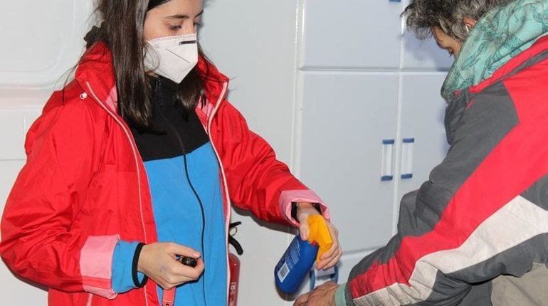 Isis Sanmartín, de Cruz Roja, atiende a una persona sin hogar, en una imagen de archivo.
